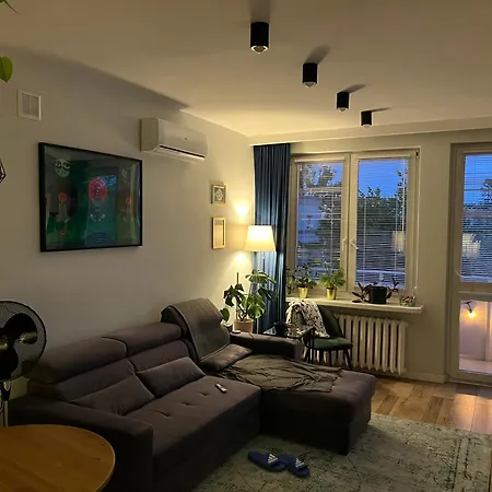 Metro Ksiecia Janusza Apartment